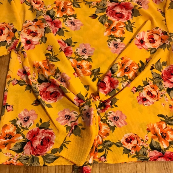 Yellow lightweight textured floral top - Picture 5 of 8
